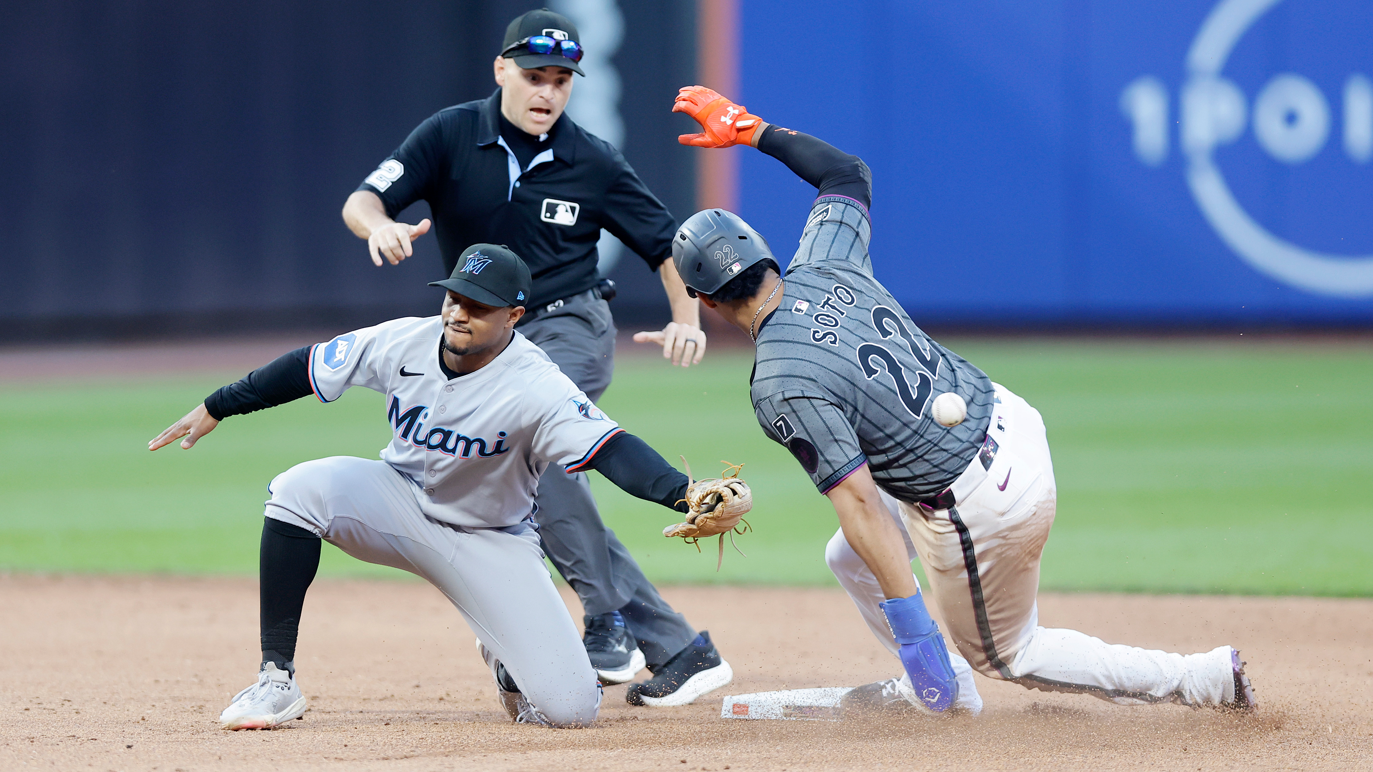 Juan Soto steals a base