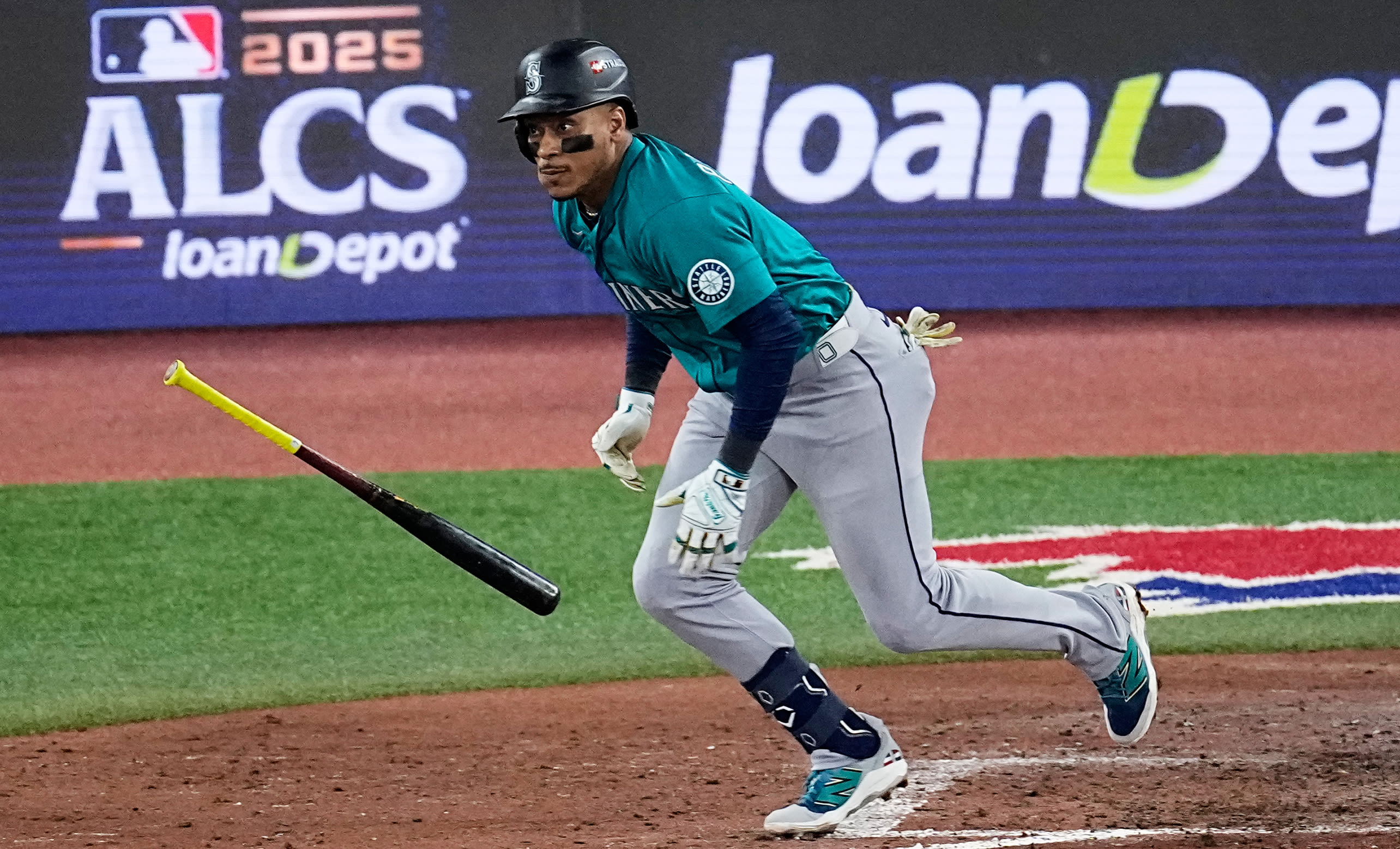 Jorge Polanco hits an RBI single