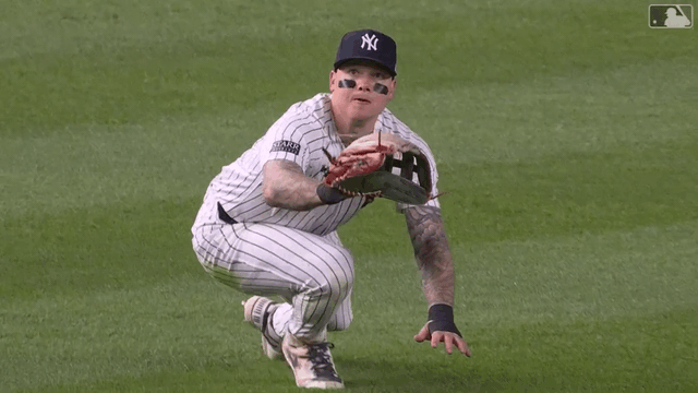 Alex Verdugo makes a diving catch