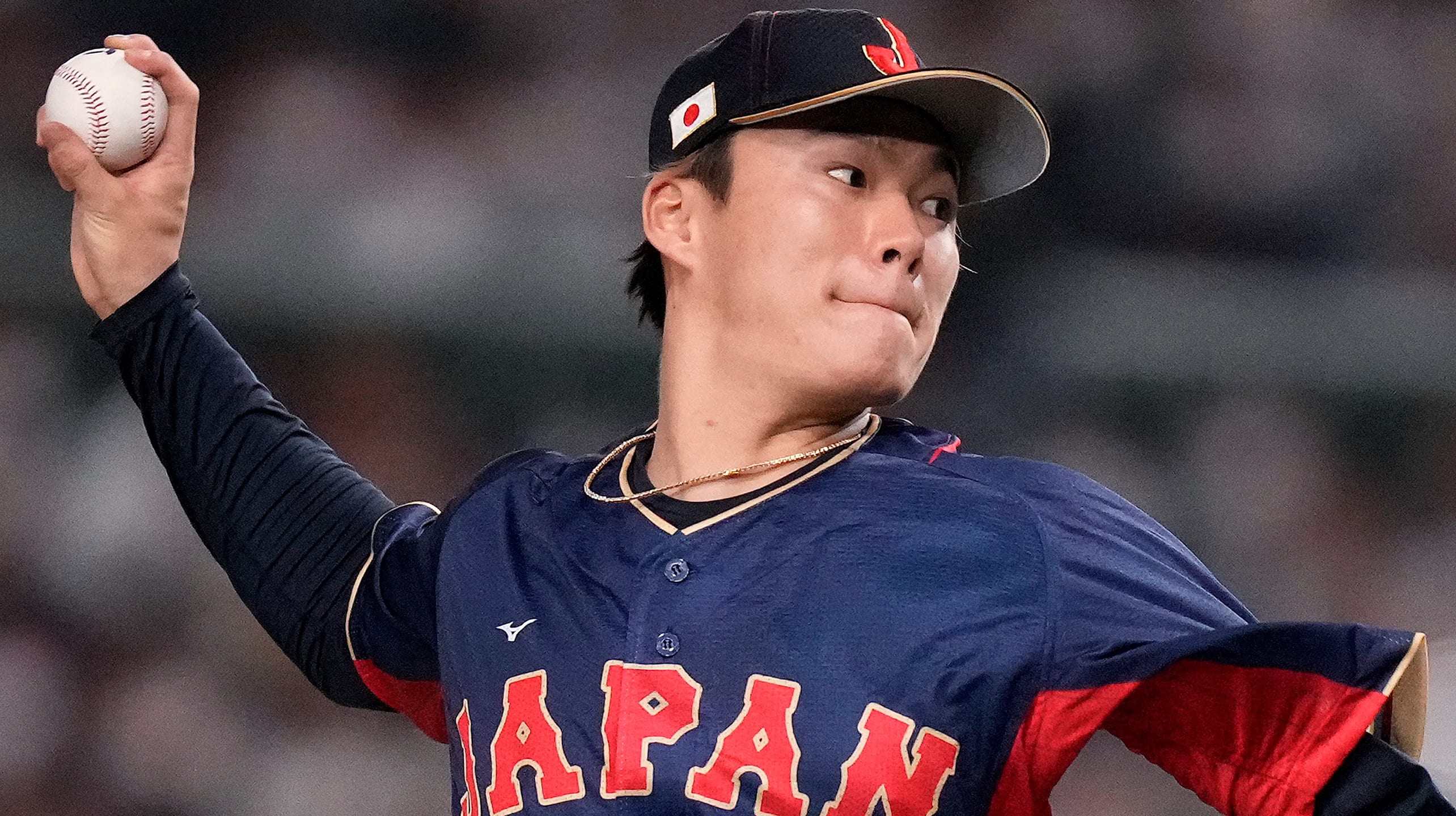 Yoshinobu Yamamoto delivers a pitch