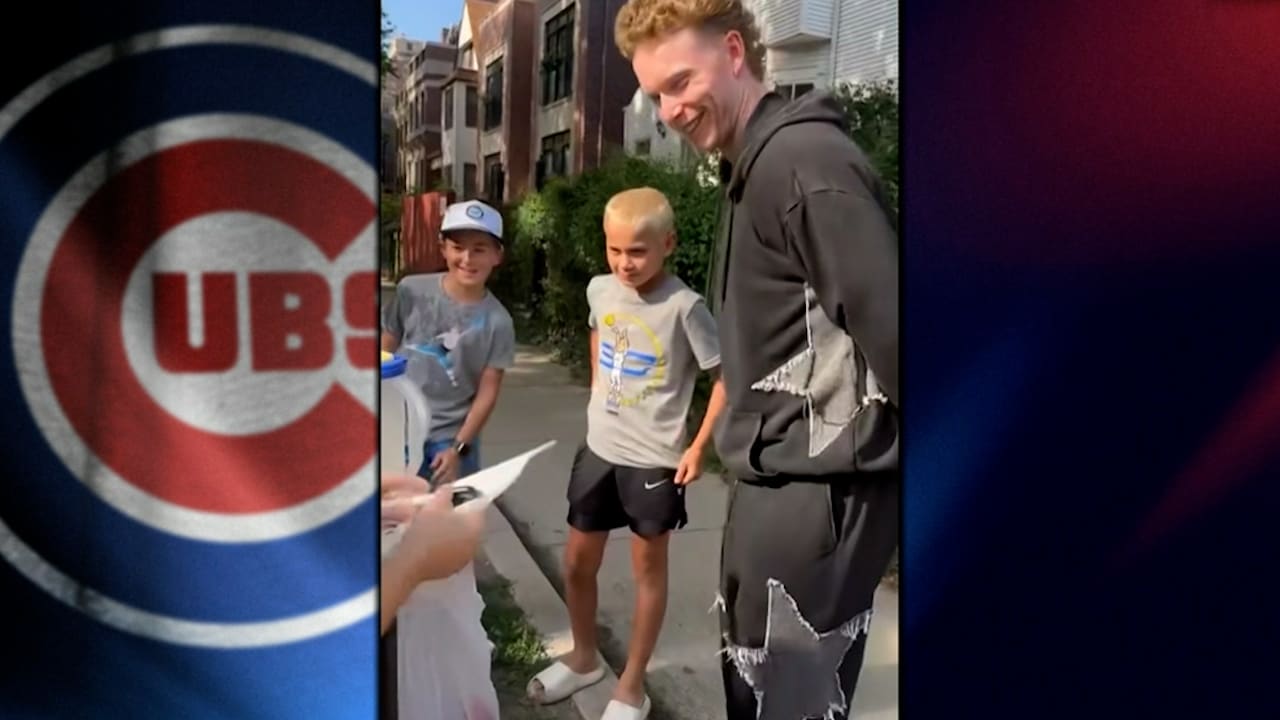 Pete Crow-Armstrong visits kids in Chicago selling lemonade