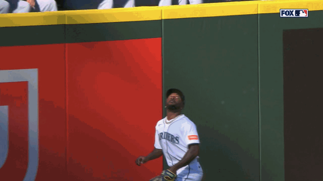 An animated gif of Randy Arozarena robbing a home run
