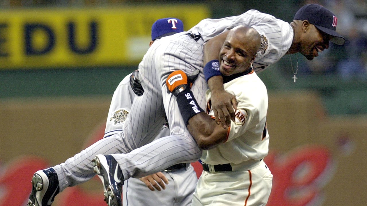 Barry Bonds carrying Torii Hunter after the latter robbed Bonds' homer