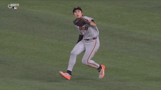 An animated gif of Jung Hoo Lee making a sliding catch with his glove against his left hip