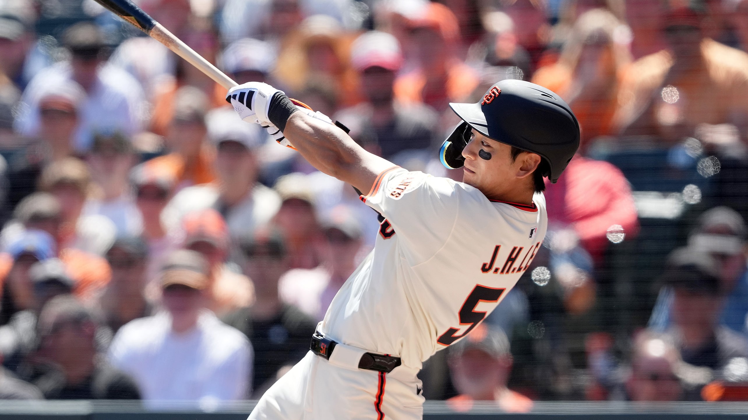 Jung Hoo Lee follows through on a swing