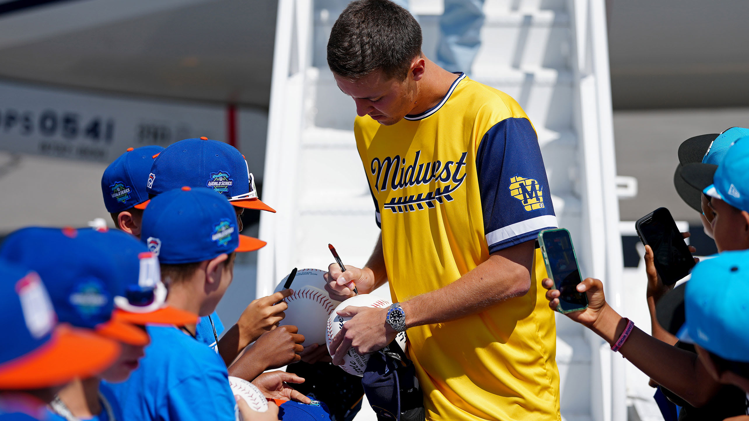 Jacob Misiorowski signs autographs 
