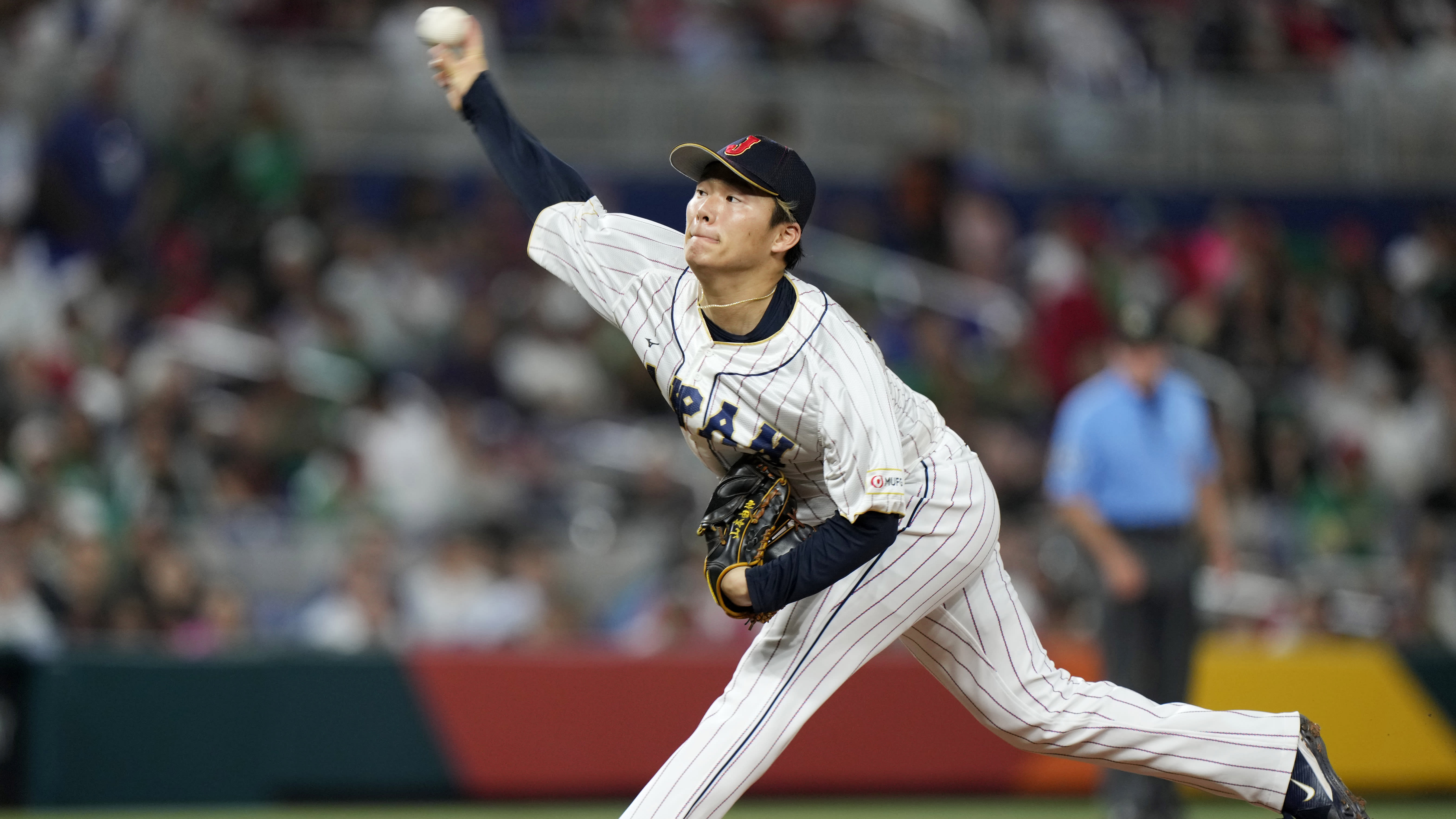 Yoshinobu Yamamoto throws a pitch