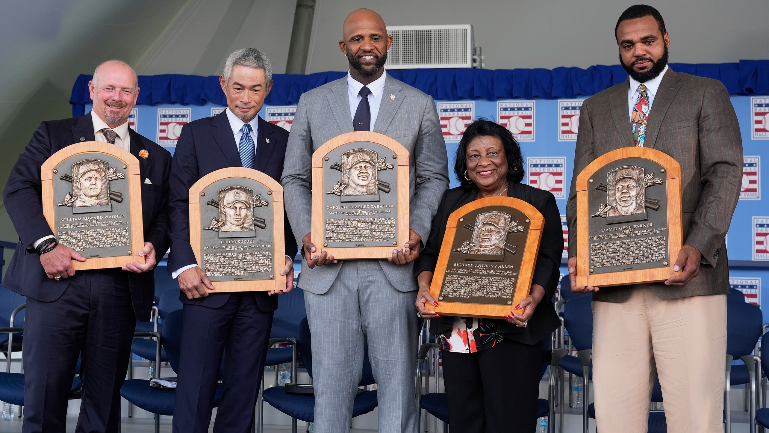 Billy Wagner, Ichiro Suzuki, CC Sabathia, Willa Allen (Dick Allen's widow) and Dave Parker II hold Hall of Fame plaques