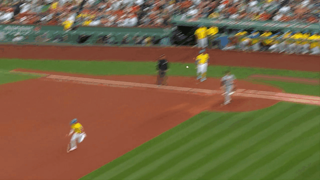 An animated gif of Javier Báez making a diving catch