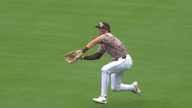 An animated gif of Padres right fielder Dustin Harris making a sliding catch