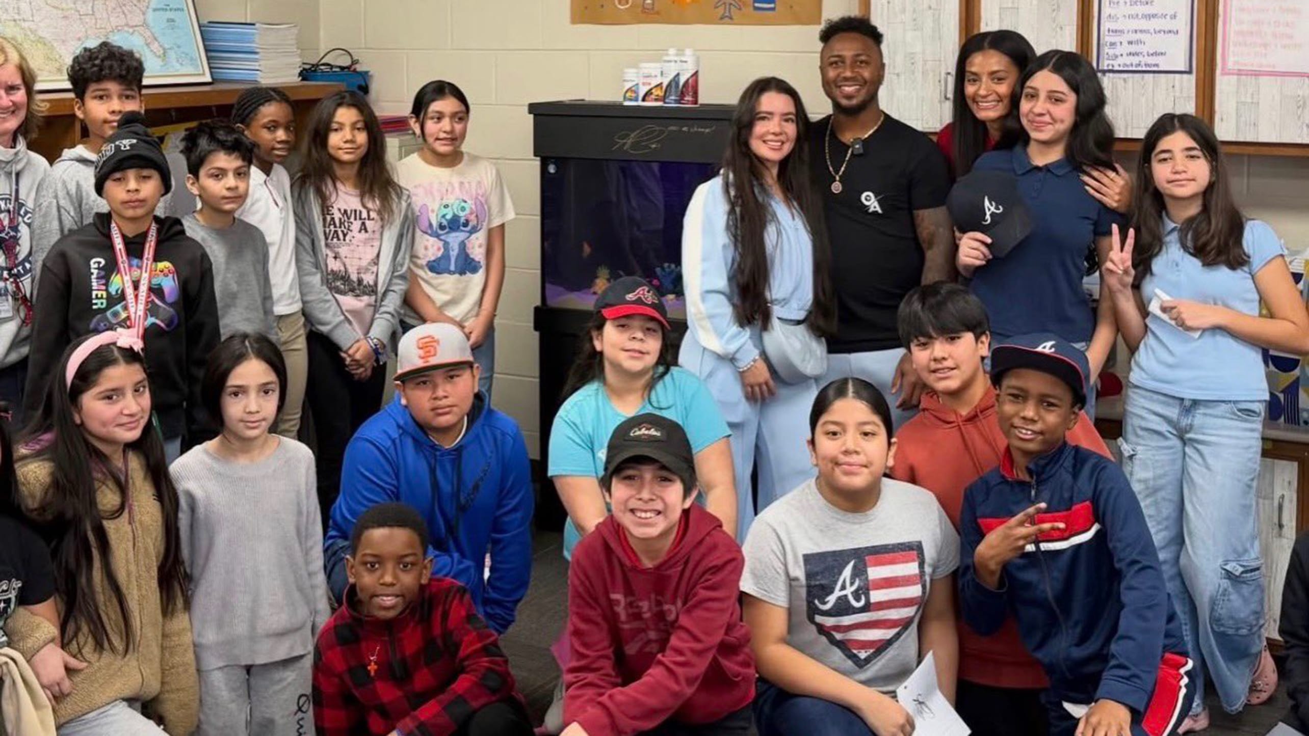Ozzie Albies with his wife Andreia and an elementary school class