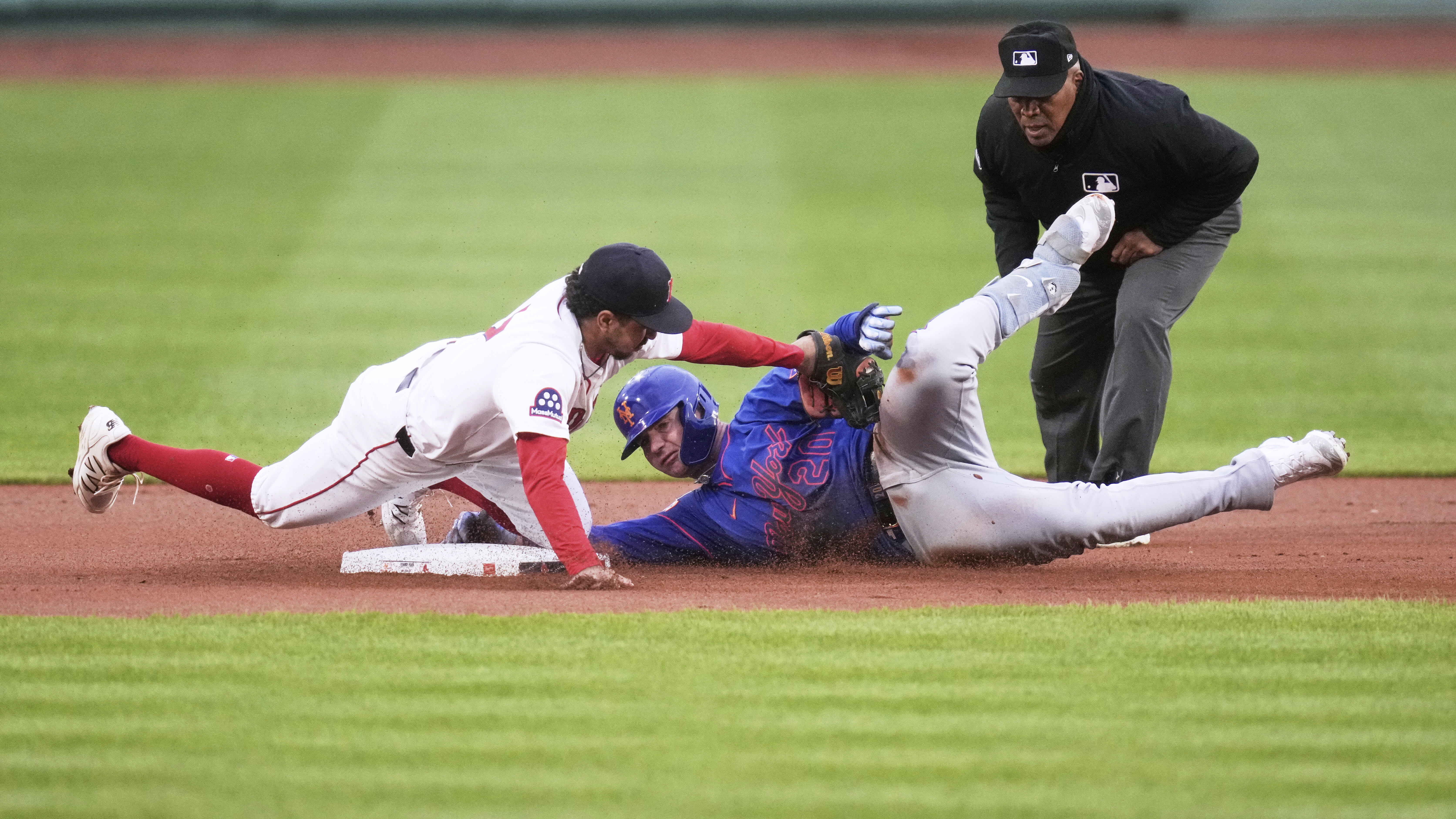 A photo of Pete Alonso trying to avoid a tag