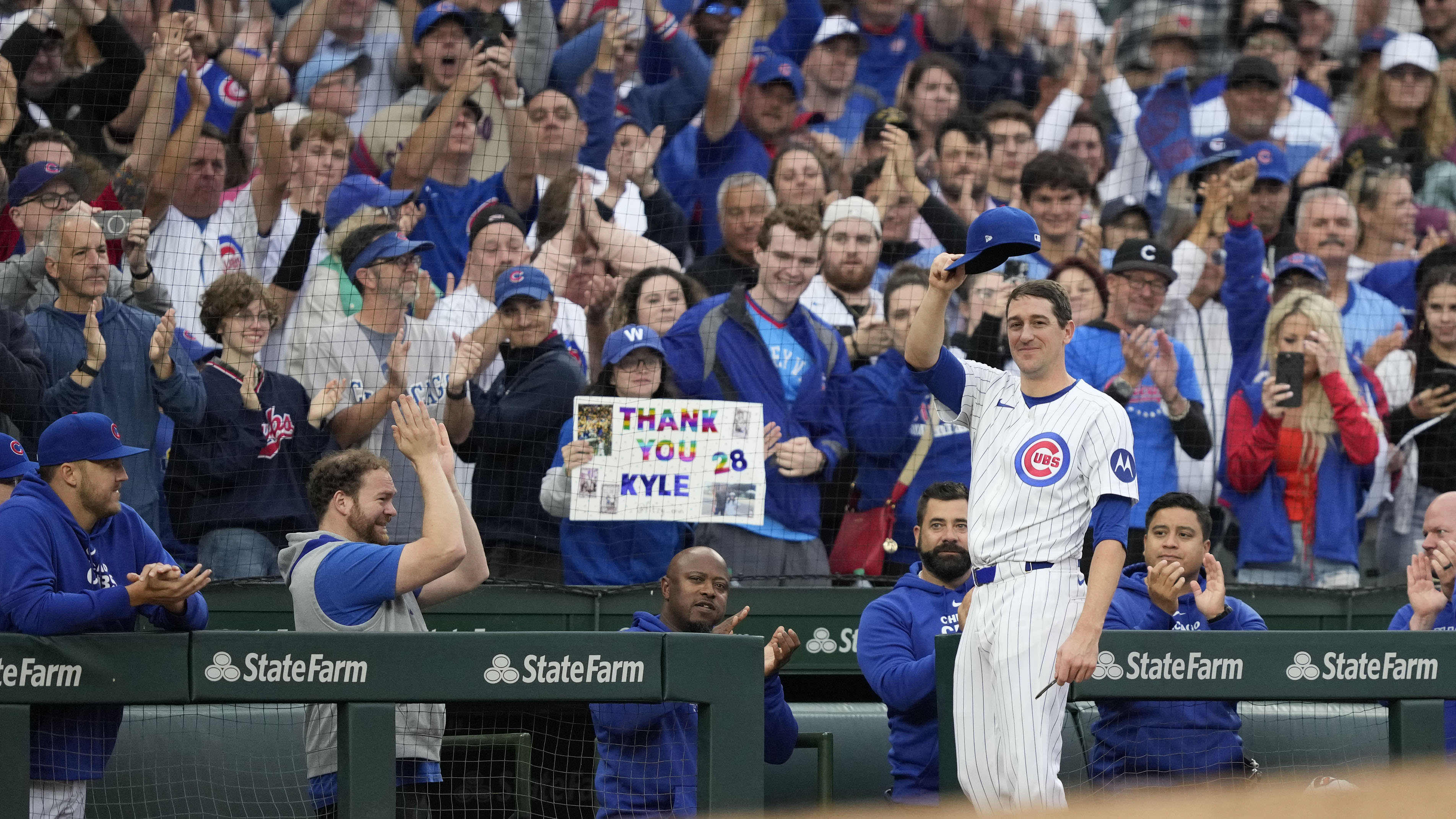 Kyle Hendricks receives an ovation from Cubs fans