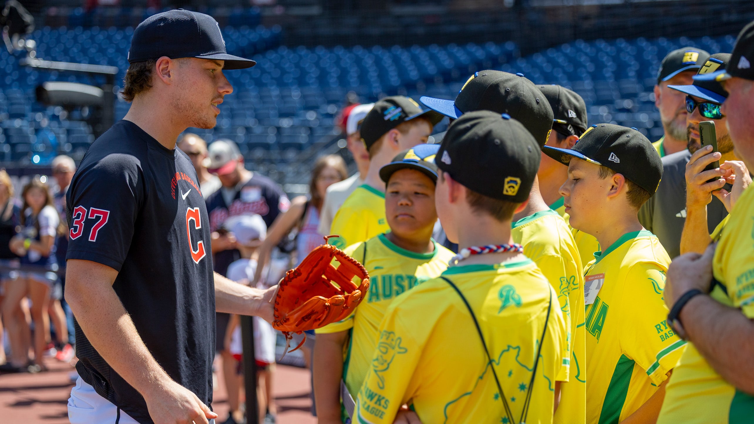Travis Bazzana visits with Little Leaguers