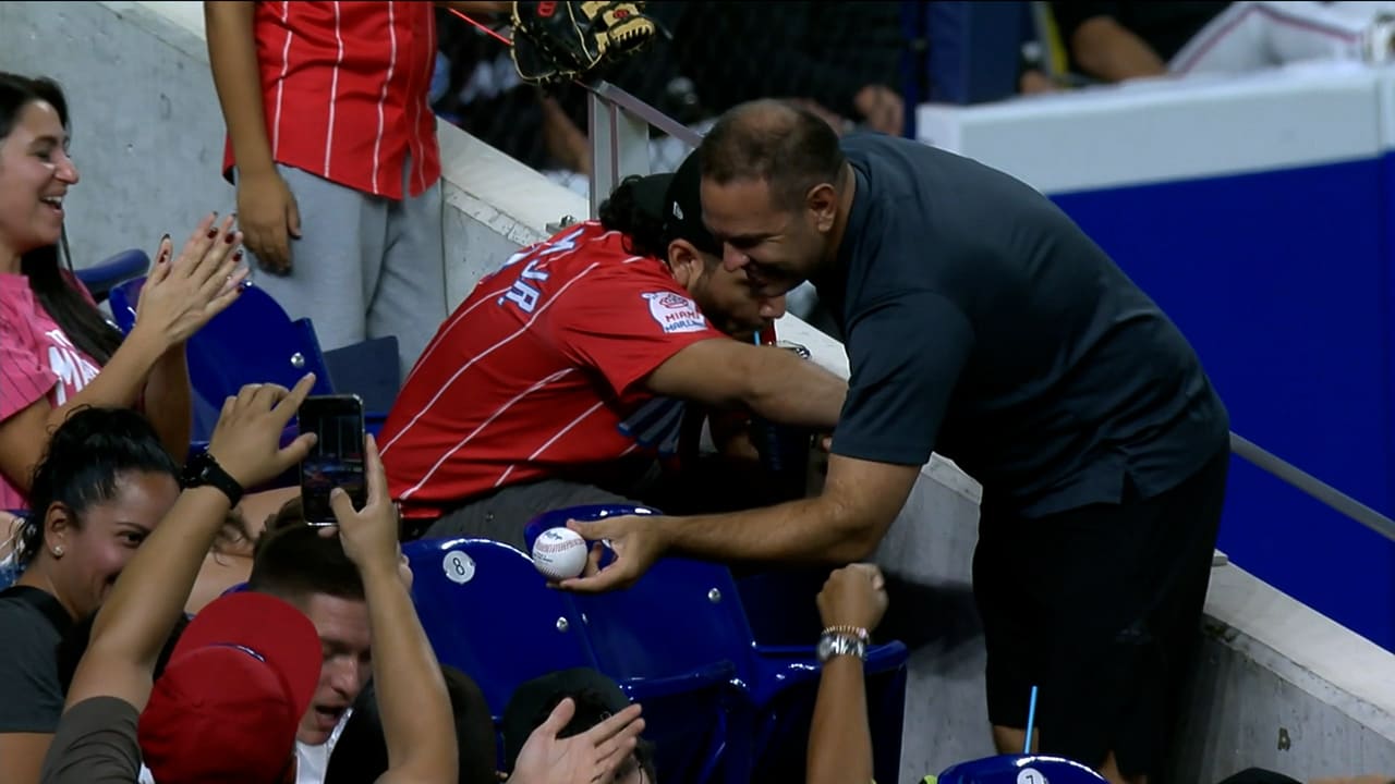 Marlins fan makes a barehanded catch