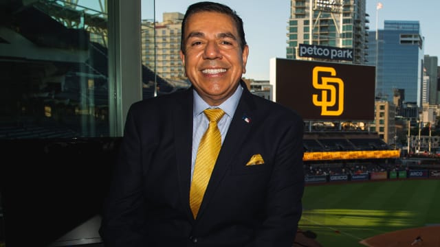 Eduardo Ortega en el Petco Park, casa de los San Diego Padres
