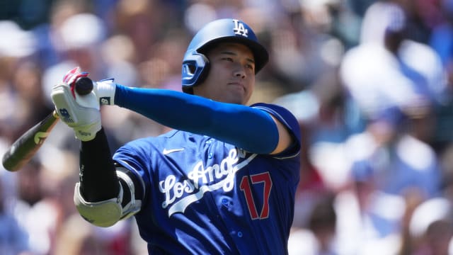 Shohei Ohtani bateando para Los Angeles Dodgers durante el juego del 19 de abril de 2026 ante los Colorado Rockies.
