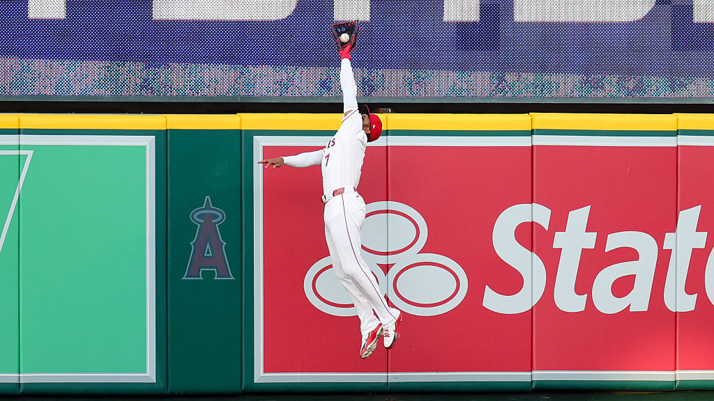 Jo Adell leaps high to rob a home run