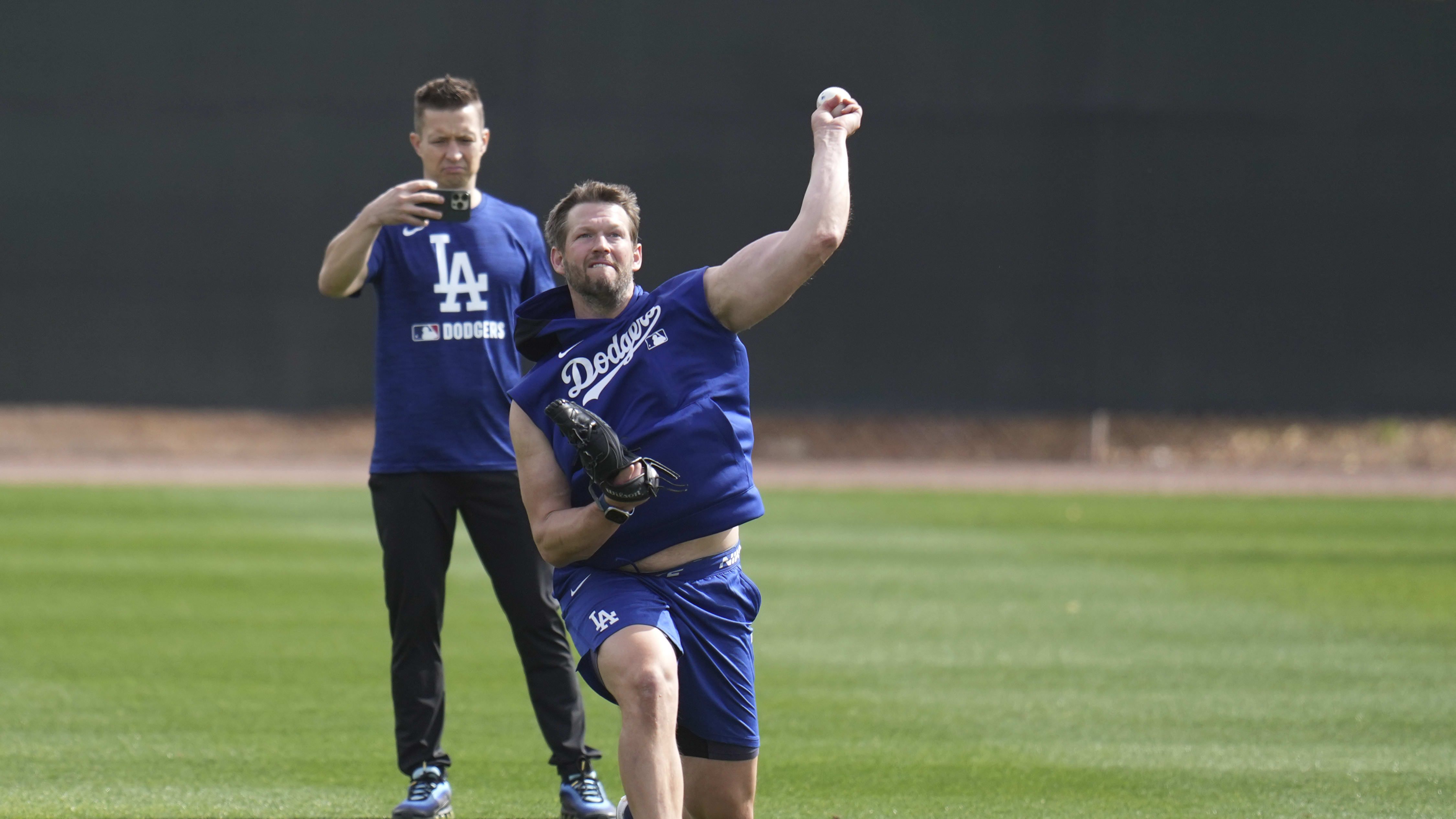 Clayton Kershaw warms up at Spring Training