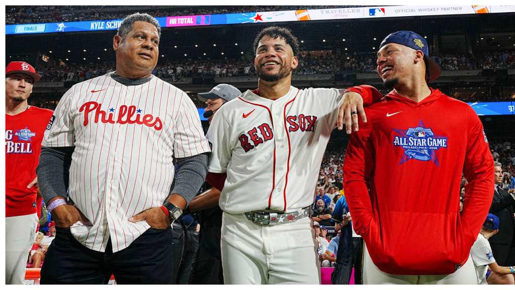 Bobby Abreu posa junto a Willson Contreras y su hermano William Contreras durante el Derby de Jonrones 2026 en el Citizens Bank Park. (Foto de Getty Images)