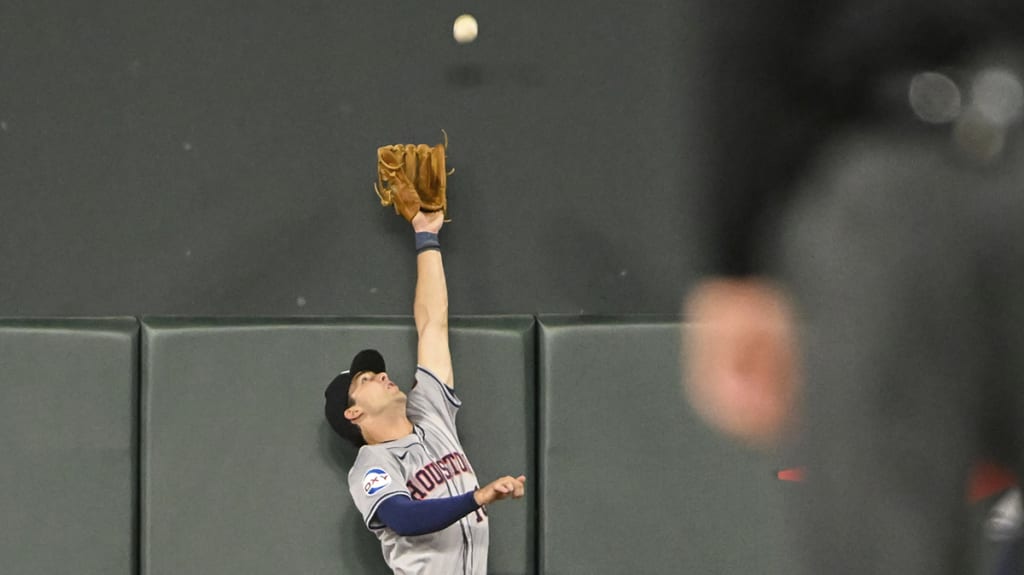 La increíble atrapada de Joey Loperfido comenzó con un salto en plena extensión contra la pared del jardín derecho.