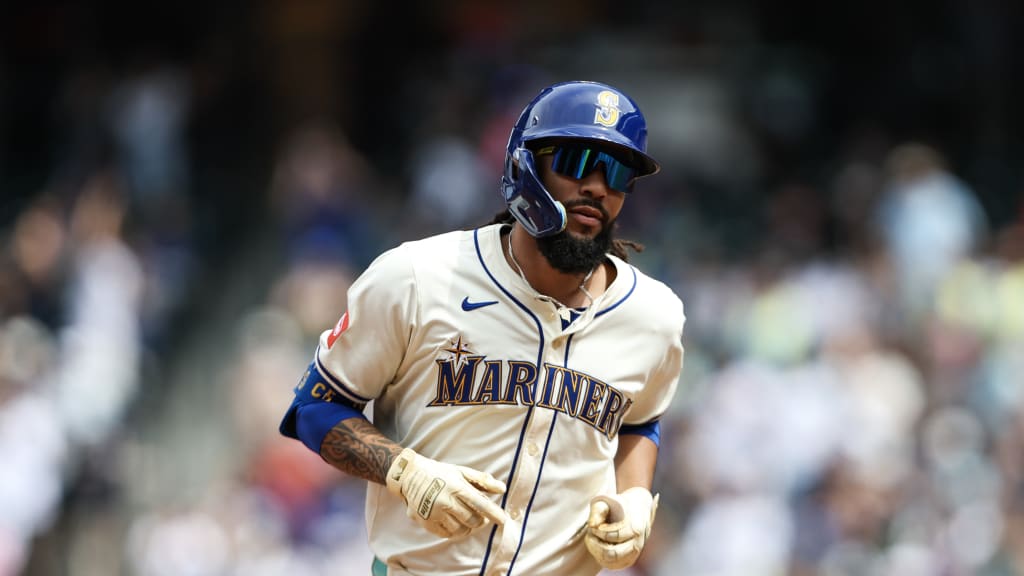 Julio Rodríguez first player to have 4th straight 20 HR 20 SB season