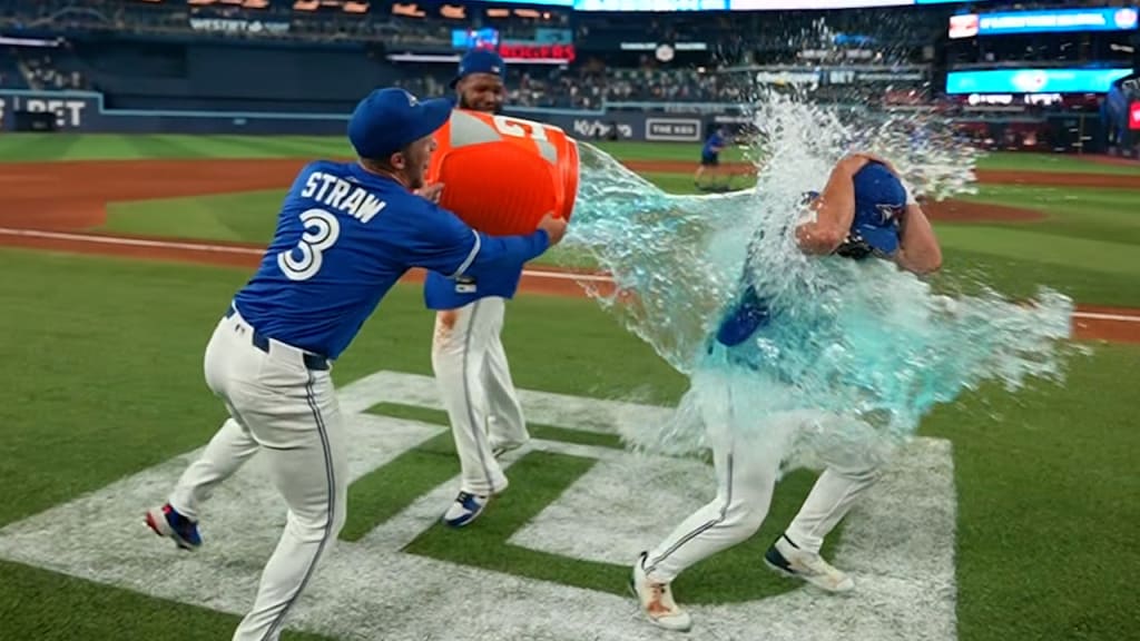 Blue Jays beat Yankees, move into tie for first in AL East