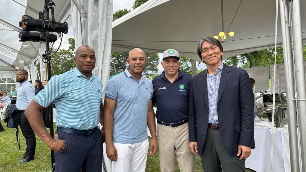 Orlando -El Duque- Hernández, Mariano Rivera, doctor Ramón Tallaj e Hideki Matsui, comparten durante un receso.