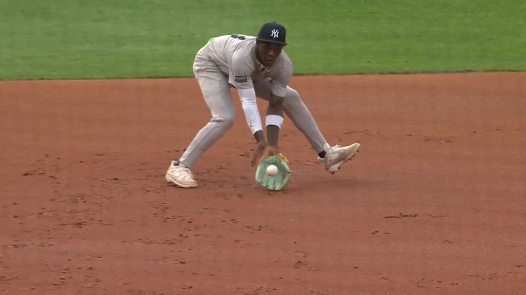 Jazz Chisholm Jr. starts double play