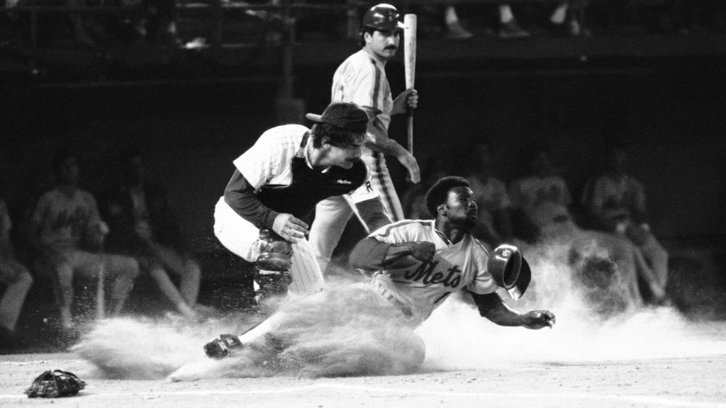 Bruce Bochy tags out the Mets' Mookie Wilson in a 1986 game.
