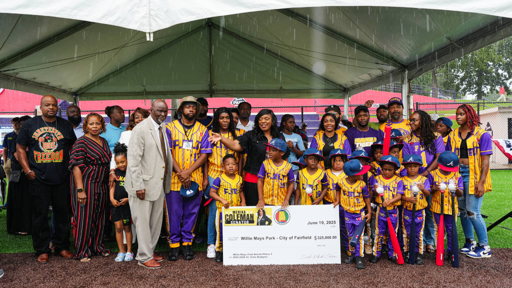 Local youth pose for a photo with Alabama state senator Merika Coleman and Mayor of Fairfield Eddie Penny during the field dedication ceremony at Willie Mays Park