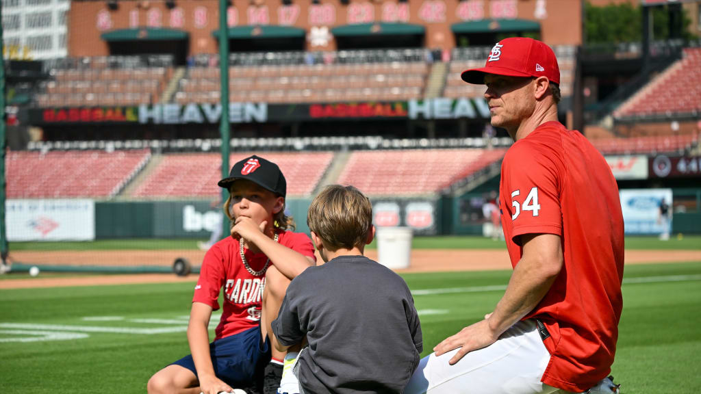 Sonny Gray honors late father while raising his two sons