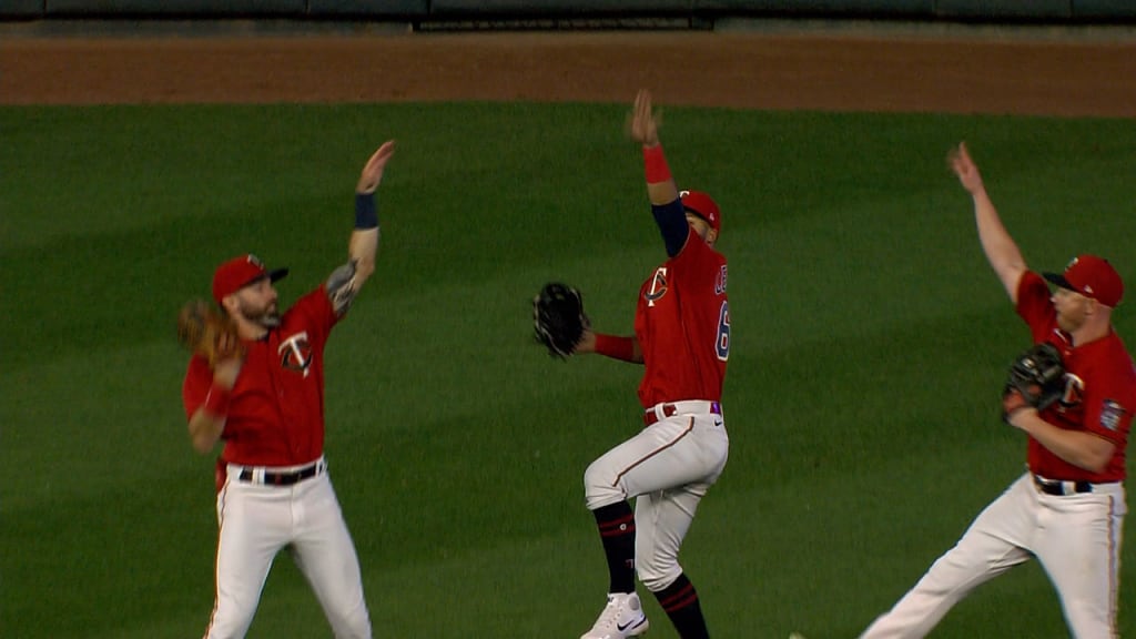 Twins get aggressive, steal series finale from Giants to snap skid