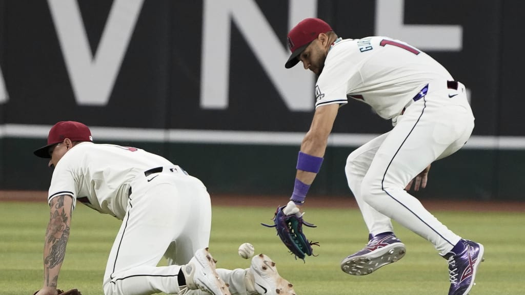 Dansby Swanson scores on an error in the 8th inning