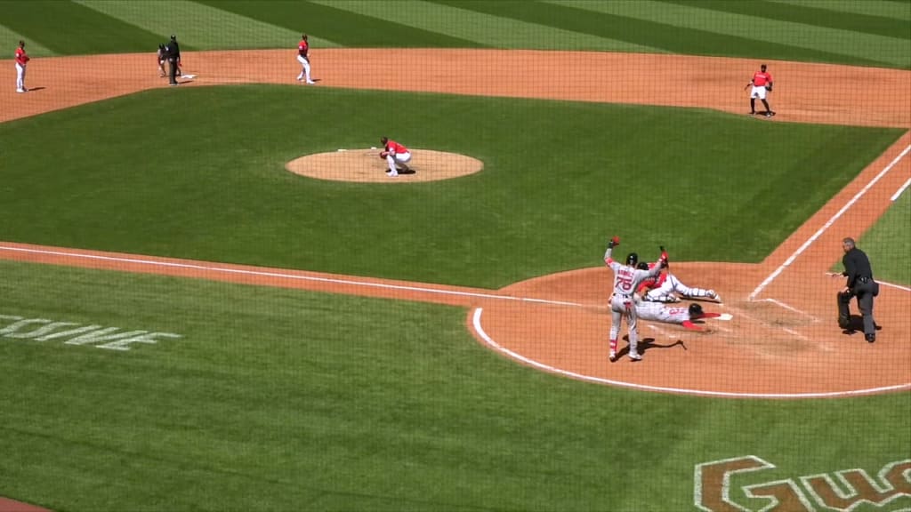 Romy Gonzalez scores on a double steal