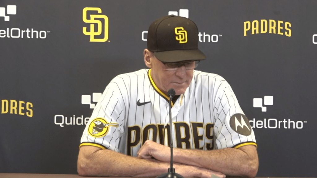 Padres use 8th inning rally to down D'Backs