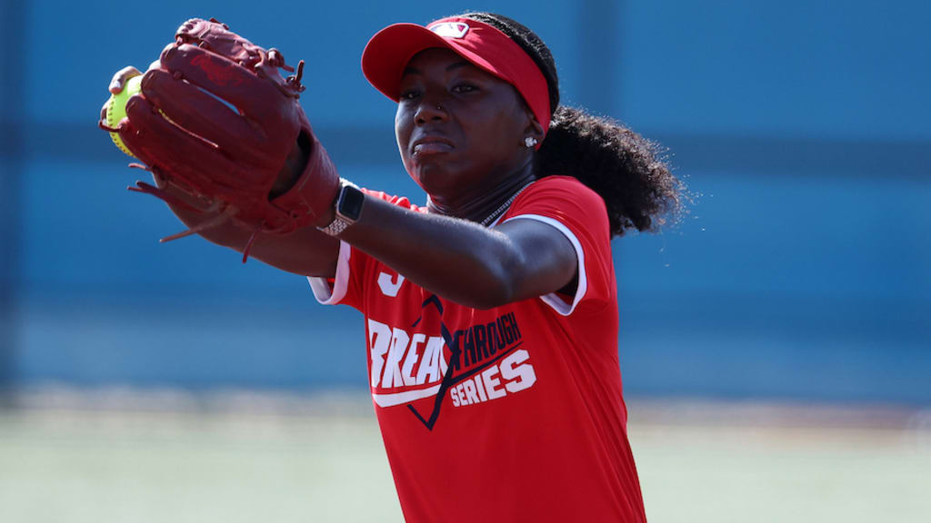 DiLynn JeffriesEl pitches during the 2026 Softball Breakthrough Series at Compton Youth Academy.