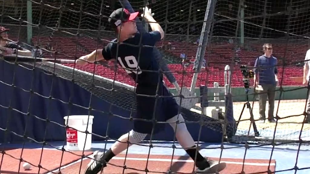 VIDEO: Cubs don short shorts in practice