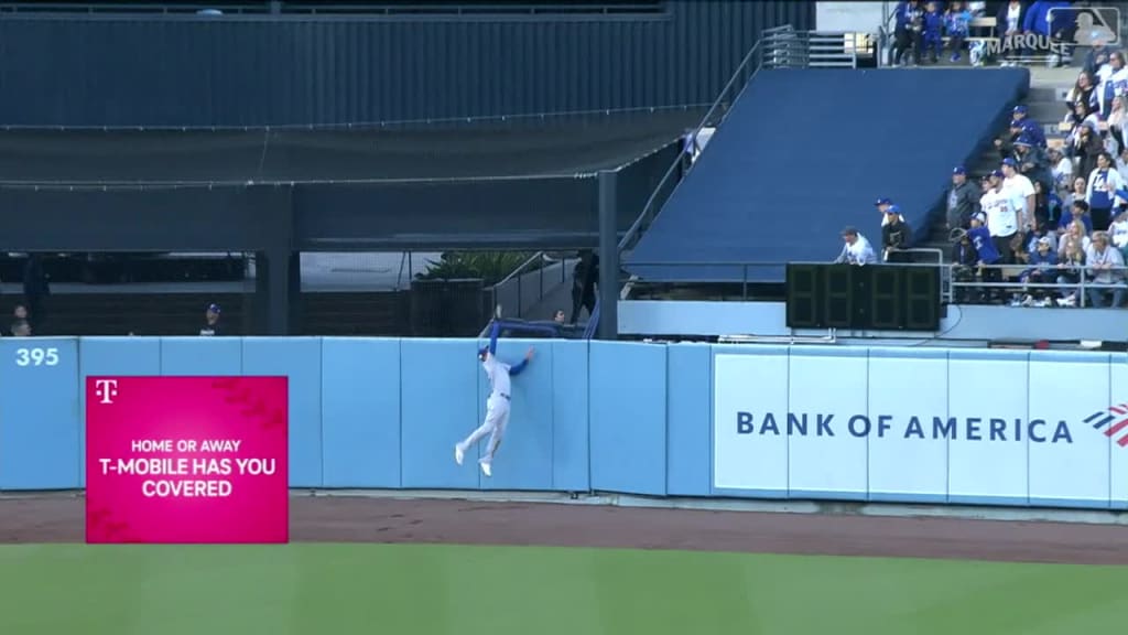 Cubs' Cody Bellinger makes incredible leaping catch to rob home