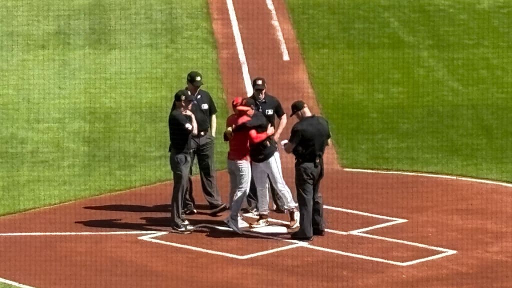 Butera and Albernaz hug as they exchange lineup cards before the Nats-O's exhibition game on Sunday.