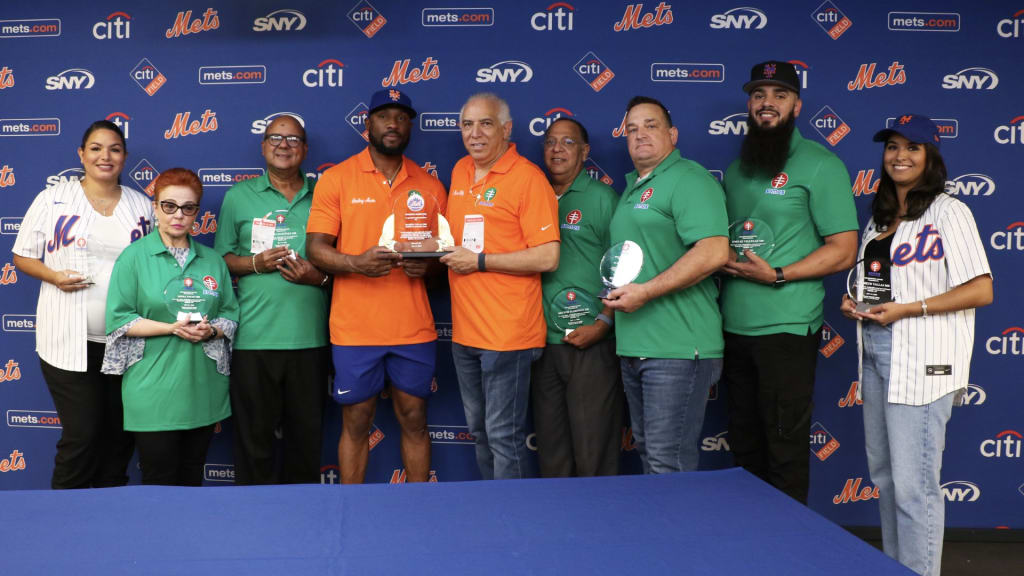 El jugador de los Mets de Nueva York, Starling Marte, encabeza el acto de distinciones a un grupo de médicos que pertenecen a SOMOS Community Care.