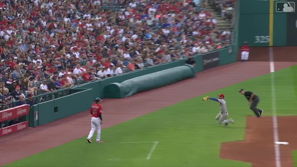 This Phillies fan proves you can catch a home run without dropping