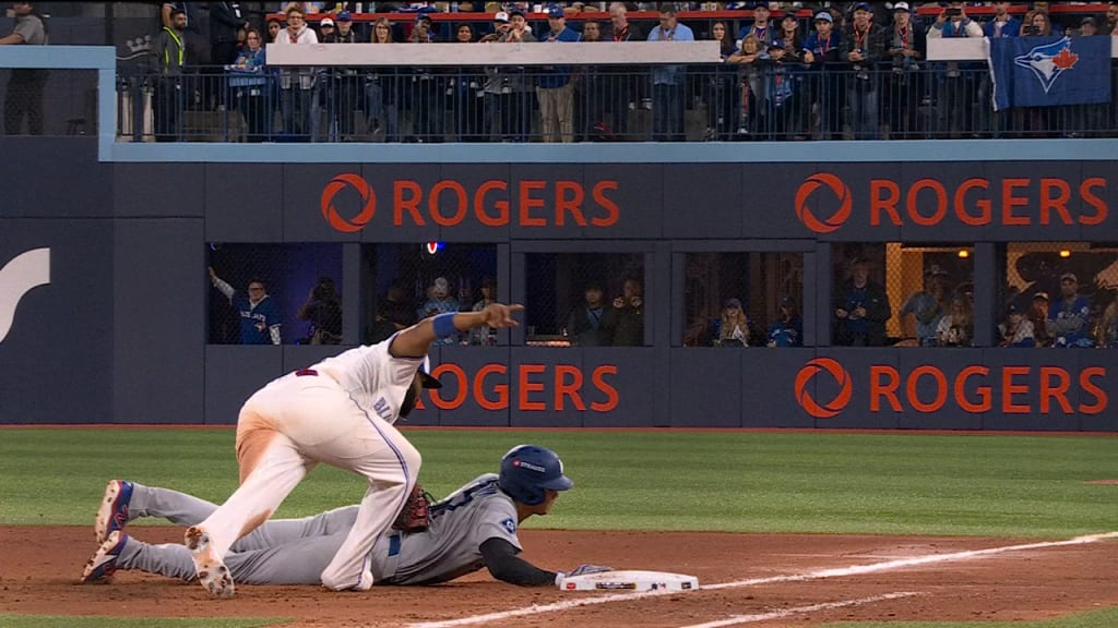 Shohei Ohtani avoids game-ending pickoff from Vladimir Guerrero Jr.