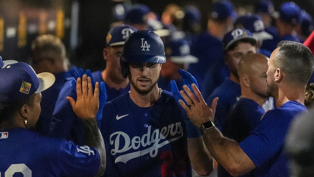 Tuck muscles up for first spring homer with Dodgers