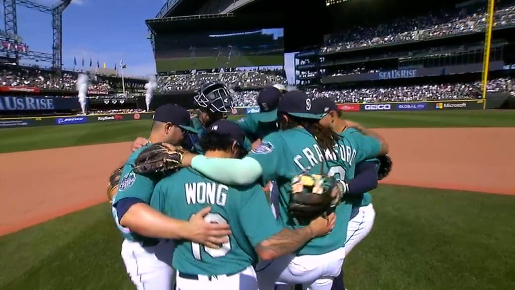Luis Castillo strikes out 10 in Mariners' win