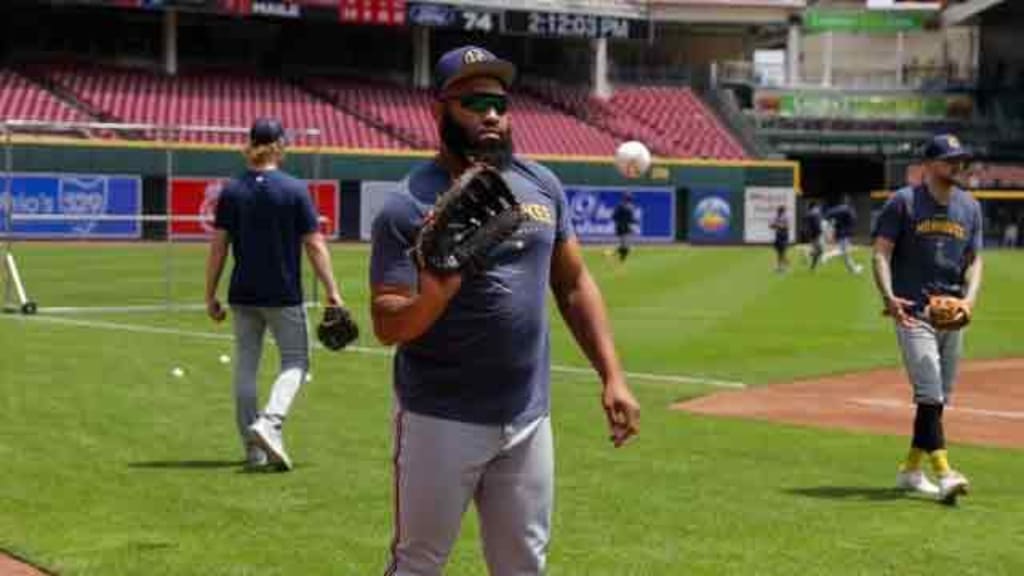 Jon Singleton warms up with the Brewers ahead of their June 3 game against the Reds. (Milwaukee Brewers)