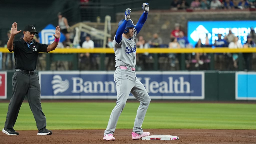 LIVE: Dodgers scratching out runs in desert