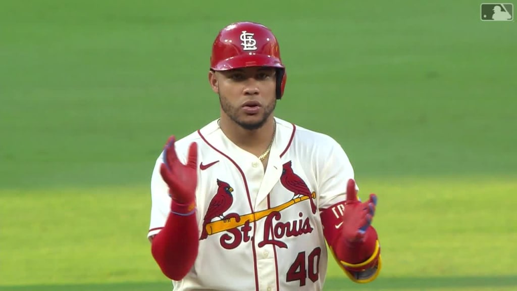 Willson Contreras gets one more salute from Cubs' teammates before