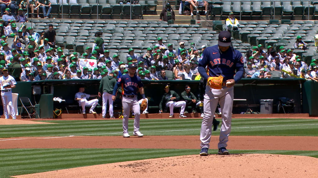 Jose Altuve Shows Off Jump Swing, Makes Contact On Pitch Over His