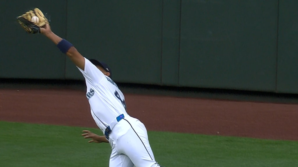 Julio Rodríguez makes wild catch on chaotic line drive